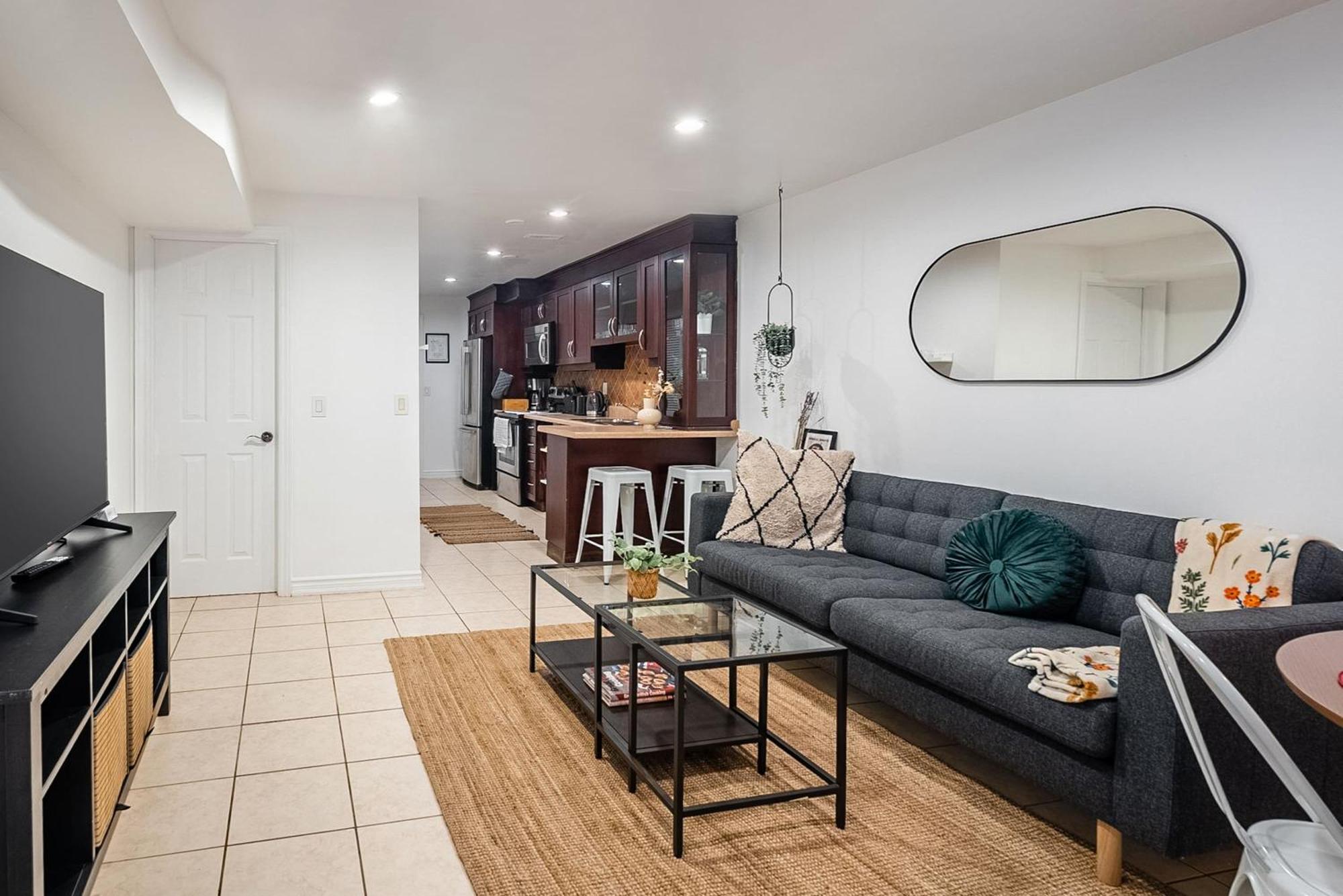 Basement Suite With Private Patio In Davenport Toronto Buitenkant foto