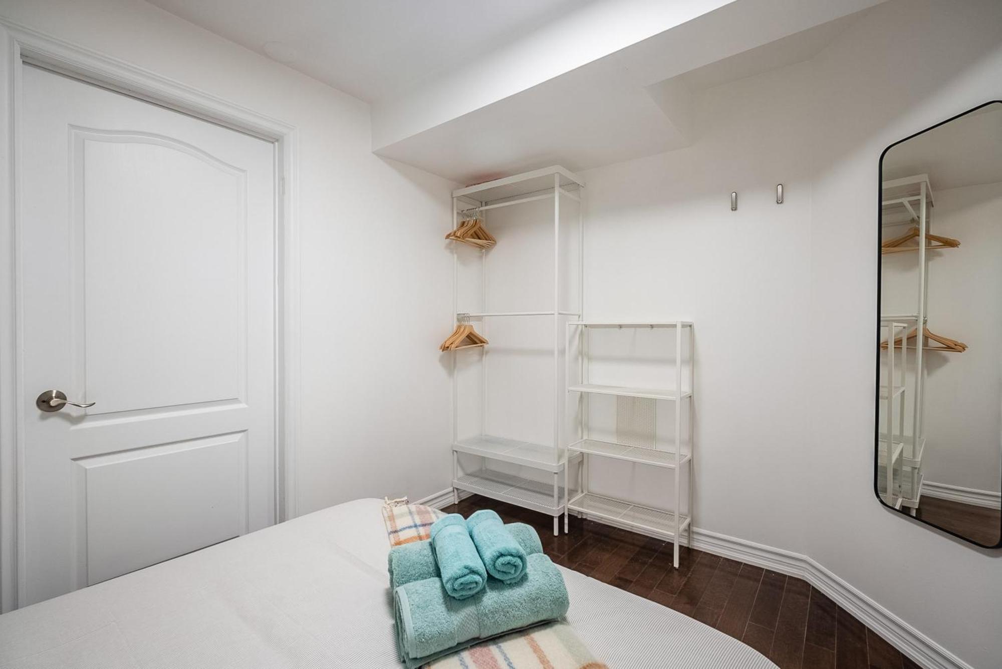 Basement Suite With Private Patio In Davenport Toronto Buitenkant foto